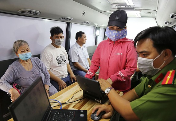 Cận cảnh xe lưu động đến tận khu phố cấp CCCD gắn chip 