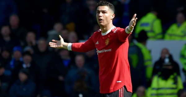 Ronaldo tức giận đập điện thoại của fan sau trận thua đau