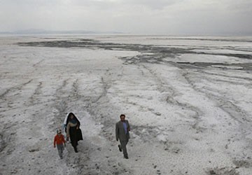 Hồ lớn nhất Iran đang biến thành…muối