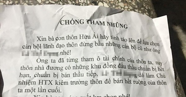 Rải tờ rơi trong bầu cử trưởng thôn ở Bắc Ninh