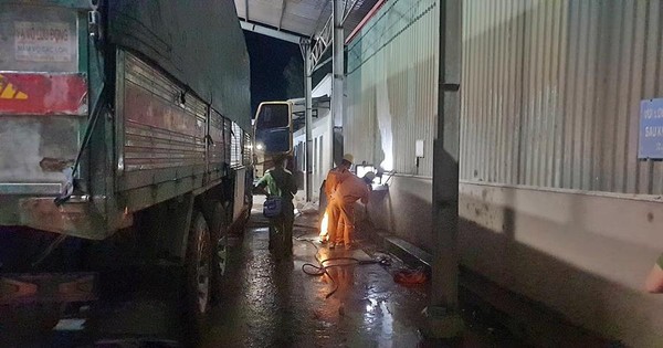 Tài xế tự rửa xe trong trạm dừng chân bị điện giật tử vong