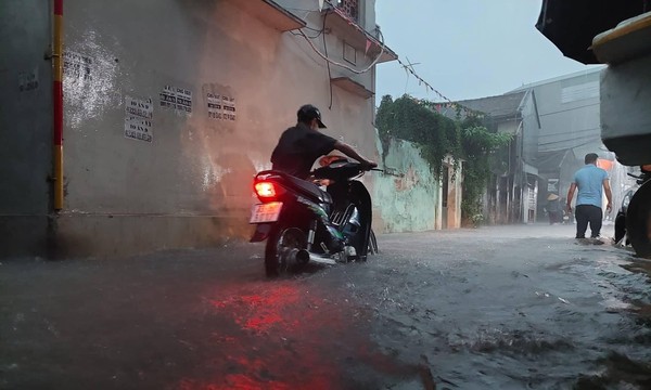 Hà Nội mưa xối xả, nhiều khu vực ngập sâu, đường phố kẹt cứng