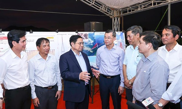 Thủ tướng đi thị sát hiện trường dự án cao tốc Hòa Bình - Mộc Châu