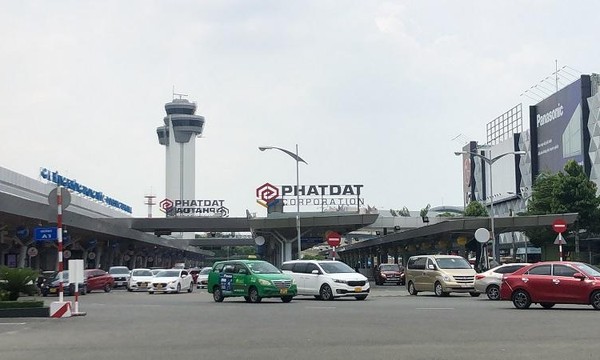 Sân bay Tân Sơn Nhất siết hoạt động đón, trả khách