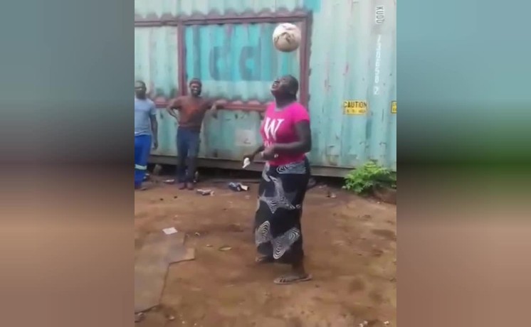 Con gái châu Phi chân đất mặc váy tâng bóng không chê vào đâu được