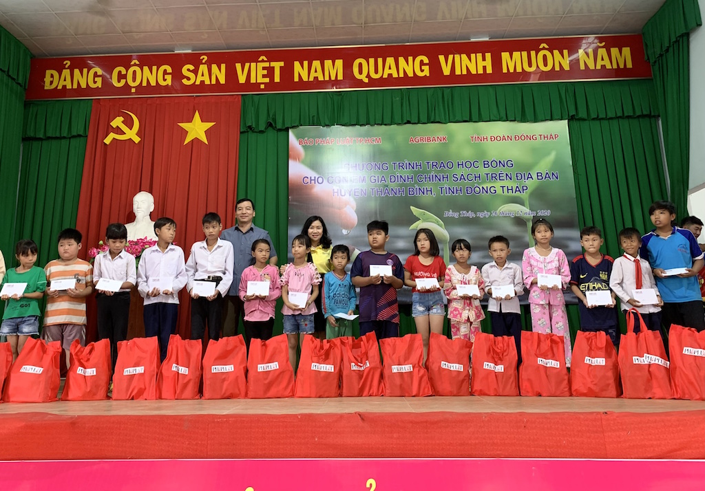 Báo Pháp Luật TP.HCM trao quà, học bổng cho học sinh Đồng Tháp - ảnh 5