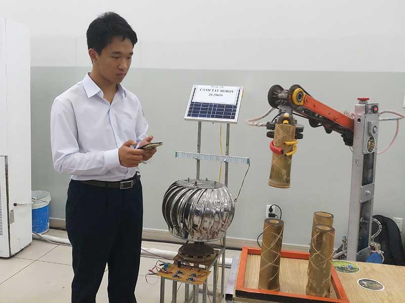 Học Sinh Chế Tạo Canh Tay Robot Giao Dục Plo