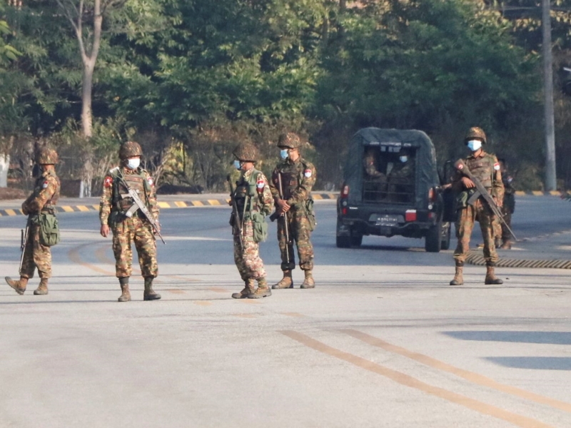 Binh sĩ Myanmar xuất hiện trên đường phố thủ đô Naypyitaw sau cuộc đảo chính ngày 1-2. Ảnh: AP