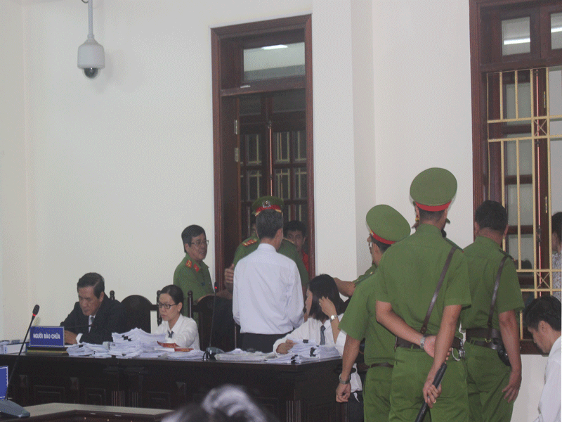 Luật sư vỗ bàn 'bị đuổi' khỏi tòa, chuyên gia luật nói gì?