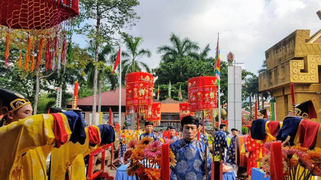 Hàng ngàn người đổ về Suối Tiên dâng hương ngày giỗ Tổ ...