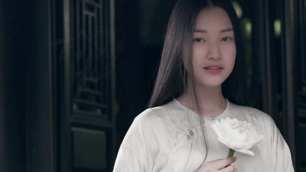Ngọc Trân đẹp không tì vết trong trailer 'Nàng thơ xứ Huế'