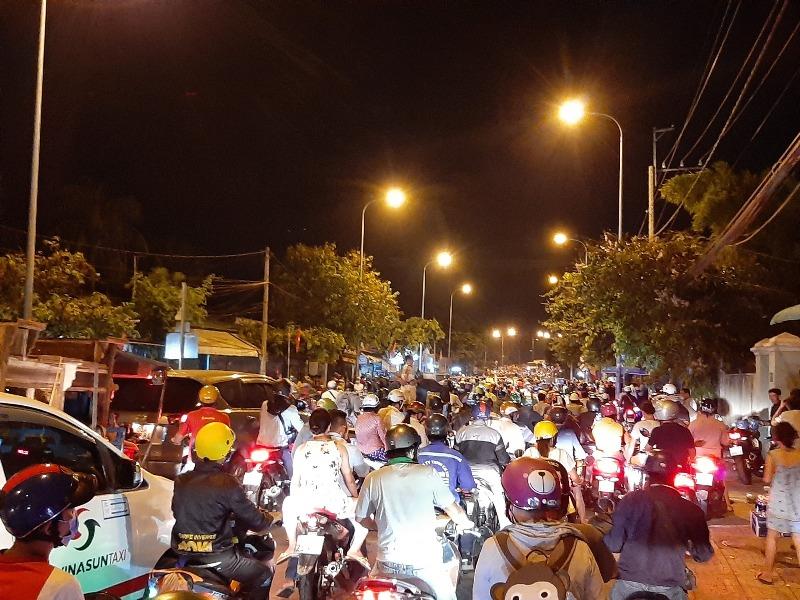 Nửa đêm, người dân vật vã vì kẹt xe trên cầu Phú Cường