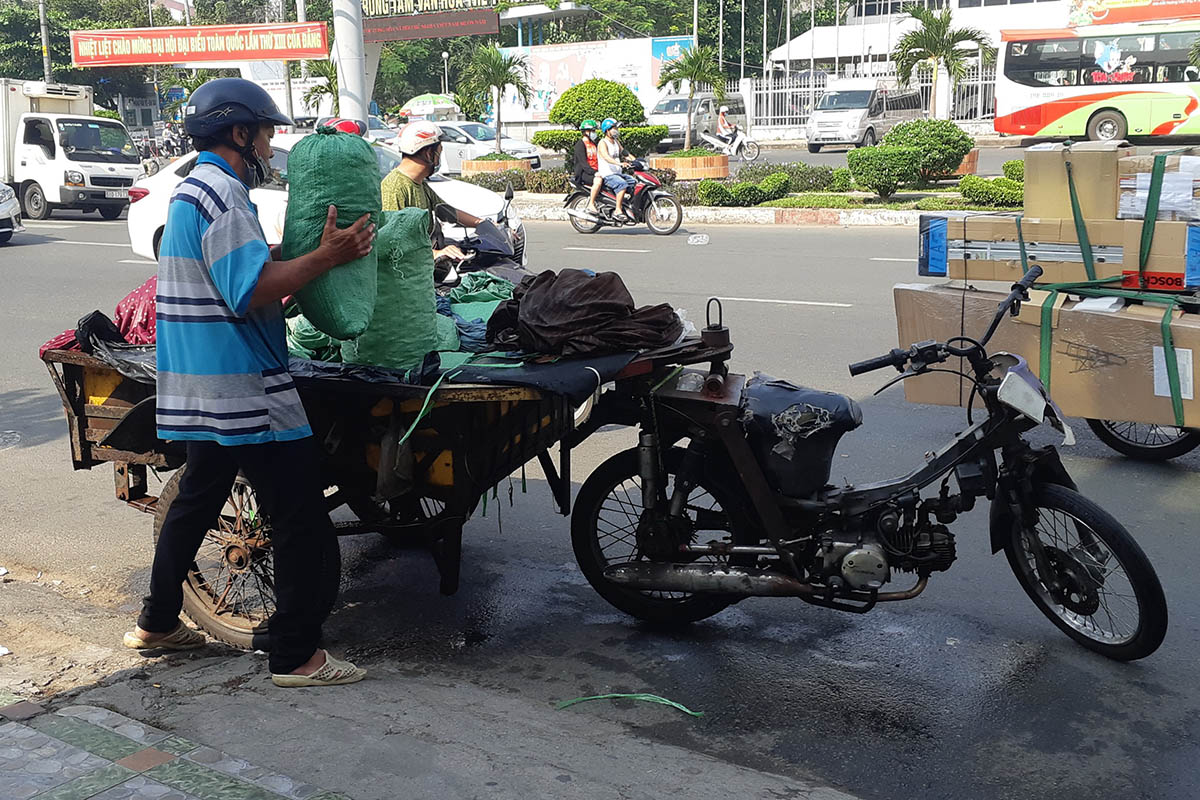 Thu xe cũ nát: Mong được hỗ trợ mưu sinh - ảnh 1