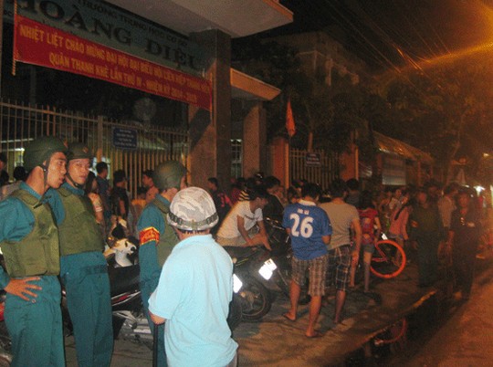 Nhiều người tập trung trước cổng trường để theo dõi vụ việc