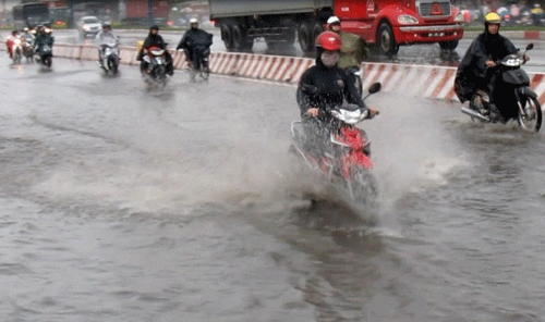 Clip Xa lộ Hà Nội nước ngập như sông