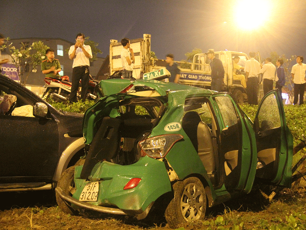 Taxi và xe bán tải văng khỏi đường, 4 khách nhập viện - ảnh 1