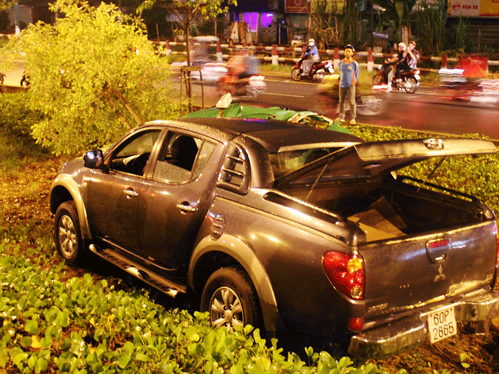 Taxi và xe bán tải văng khỏi đường, 4 khách nhập viện - ảnh 2