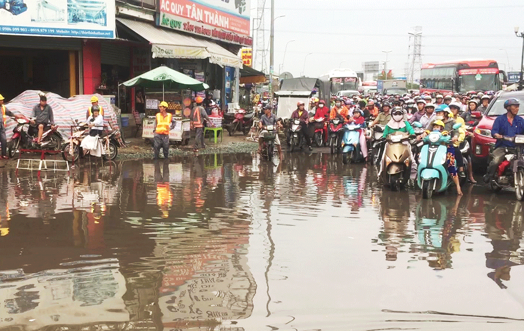Mưa lớn kéo dài, vòng xoay An Lạc ngập hơn nửa mét
