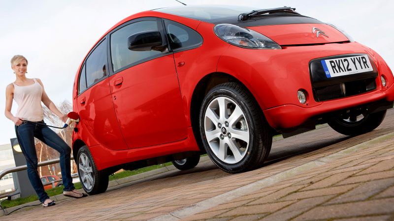 Vì sao mua ô tô điện đã qua sử dụng có giá rẻ hơn cả Honda SH? | Xe và luật  | PLO