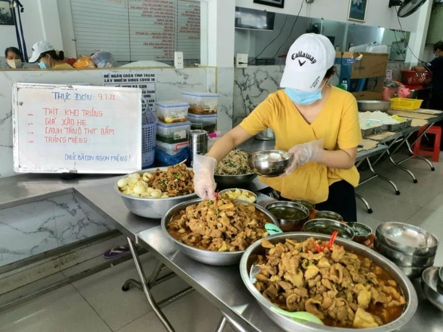 Cơm của quán Nụ Cười vẫn đến với người khó khăn giữa mùa dịch | Bạn đọc - Vimarsana News