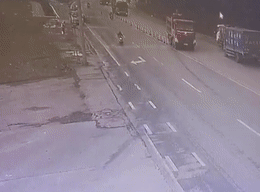 Sống sót kỳ diệu dù bị xe tải tông trúng rồi kéo lê nhiều mét