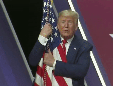 Ông Trump ôm cờ Mỹ, nói 'Tôi yêu em'