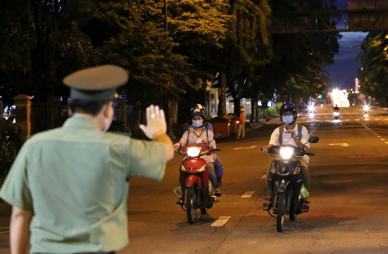 TP.HCM giãn cách theo Chỉ thị 16 đến 15-9, 'ai ở đâu thì ở đó'