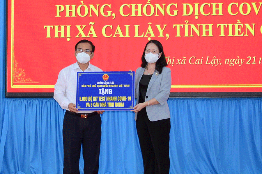 Phó Chủ tịch nước Võ Thị Ánh Xuân thăm, tặng quà tại Tiền Giang - ảnh 1