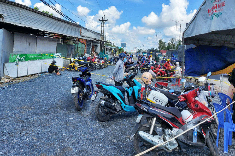 Người dân tự phát về quê Miền Tây, bị kẹt ở nhiều chốt kiểm soát các tỉnh - ảnh 3