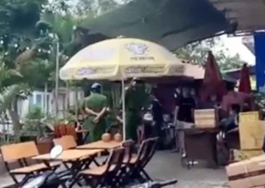 Công an dựng lại hiện trường vụ nhà báo Hàn Ni bị 4 người xô xát | Thời sự | PLO