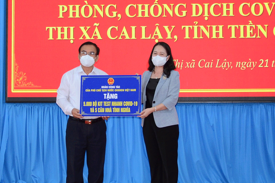 Phó Chủ tịch nước Võ Thị Ánh Xuân thăm, tặng quà tại Tiền Giang