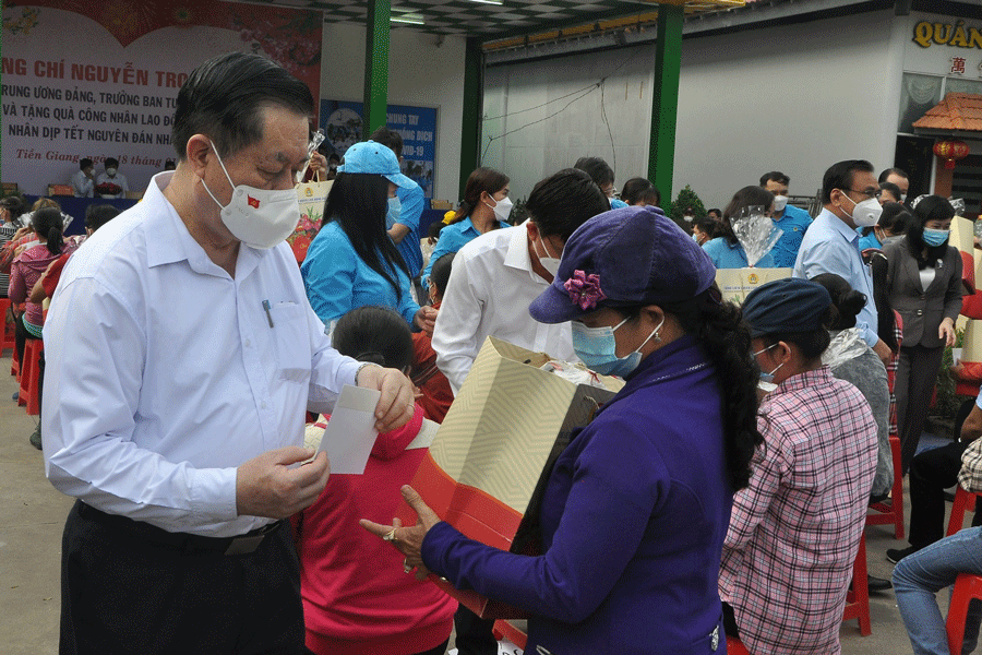 Trưởng Ban Tuyên giáo Trung ương thăm, tặng quà Tết tại Tiền Giang - ảnh 1