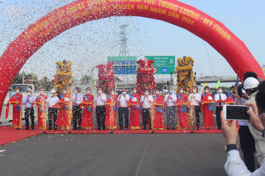 Chủ tịch nước Nguyễn Xuân Phúc dự lễ thông xe cao tốc Trung Lương - Mỹ Thuận - ảnh 3