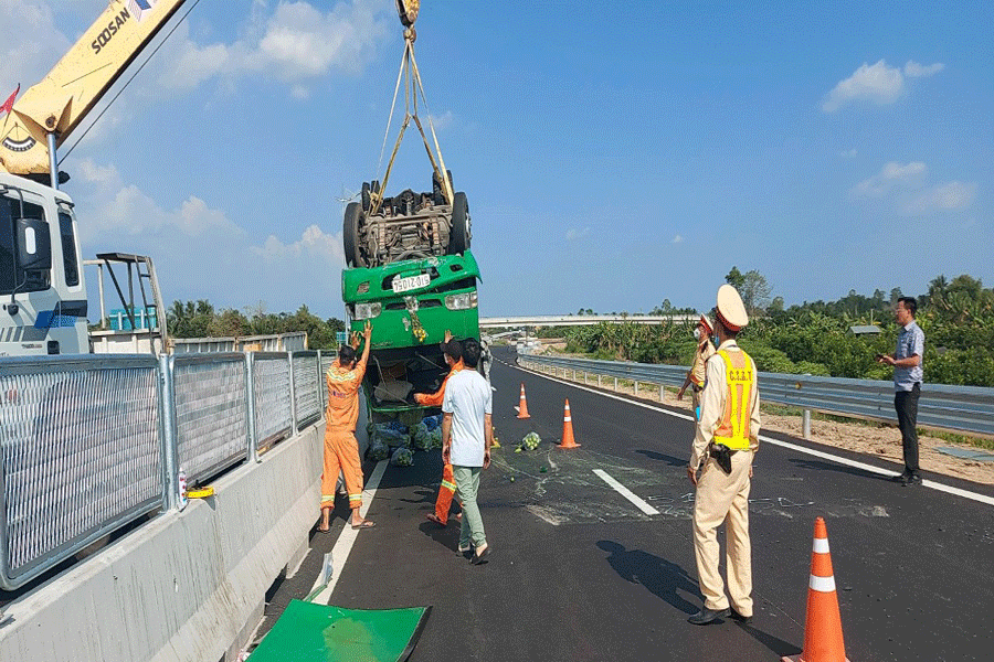 Xe tải lật trên cao tốc Trung Lương – Mỹ Thuận, ô tô nằm nối đuôi hàng km - ảnh 2