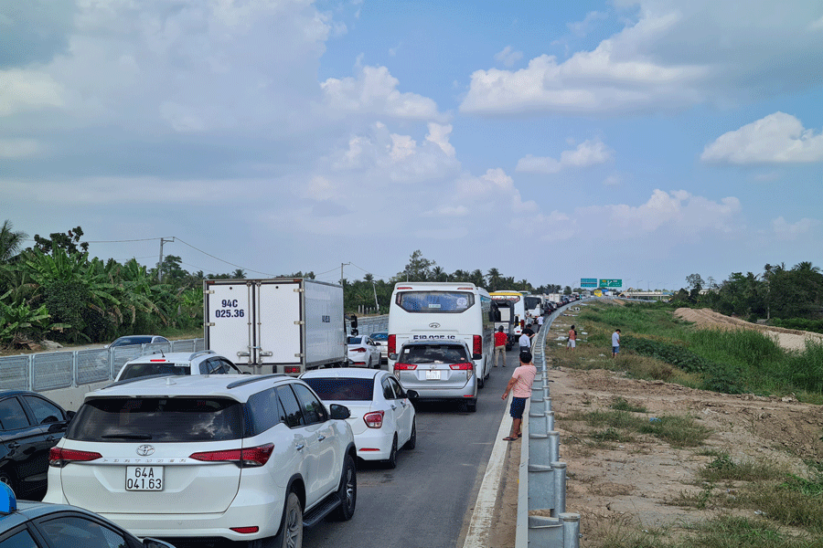 Xe tải lật trên cao tốc Trung Lương – Mỹ Thuận, ô tô nằm nối đuôi hàng km - ảnh 1