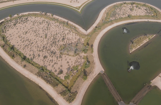 Video: Hồ nước hình trái tim nằm giữa sa mạc