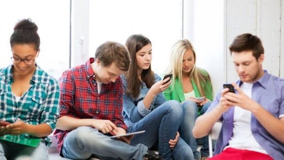 dien-thoai-chua-rat-nhieu-vi-trung-doc-hai