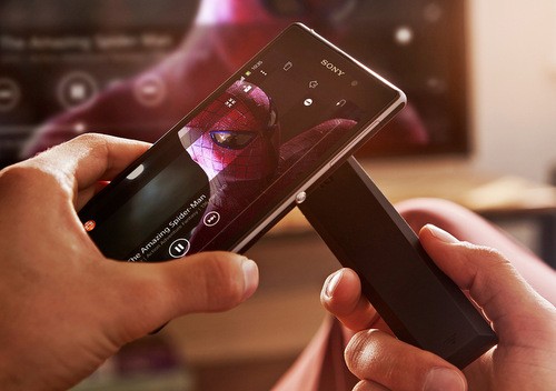 Trong năm 2013, Sony cho thấy họ là nhà sản xuất tích cực làm mới và rút ngắn vòng đời smartphone của mình, ngay cả những model cao cấp. Dù Xperia Z1 xuất hiện chưa lâu, phiên bản thay thế mang tên mã Xperia Z2 đã bắt đầu được Sony hé lộ. So với model tiền nhiệm, phiên bản mới được cho là có màn hình lớn hơn.