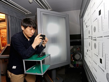 Thử nghiệm camera trên smartphone bằng cách chụp ảnh trong nhiều điều kiện ánh sáng khác nhau.