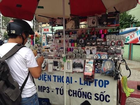 Không chỉ sạc dự phòng, rất nhiều hàng hoá không rõ nguồn gốc tràn ngập thị trường TPHCM.