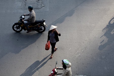 Tai nạn có thể xảy ra bất cứ khi nào với kiểu vừa qua đường vừa chăm chú nghe điện thoại.