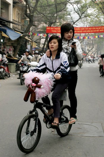 Một kiểu vượt ngập đầy nguy hiểm trên phố Định Công.