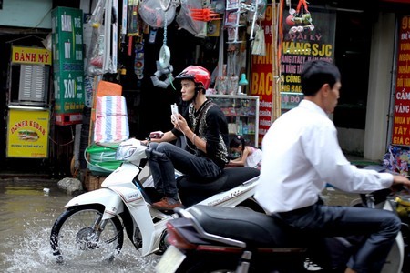 Một kiểu vượt ngập đầy nguy hiểm trên phố Định Công.