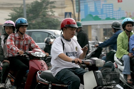Đoạn đổ dốc xuống chân cầu Chương Dương.