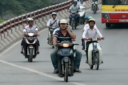 Đoạn đổ dốc xuống chân cầu Chương Dương.