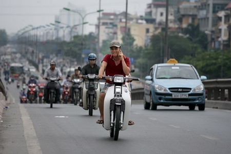 Hiểm họa khi vừa dùng di động vừa lái xe