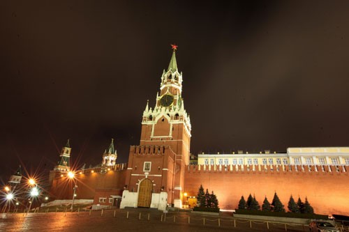 01. Tháp đồng hồ Kremlin, cứ mỗi dịp năm mới sau khi nghe hồi chuông điểm 12h của chiếc đồng hồ này toàn thể nhân dân Nga sẽ nghe lời chúc năm mới của Tổng thống LB Nga và ngay sau đó là màn bắn pháo hoa hoành tráng chào mừng năm mới.