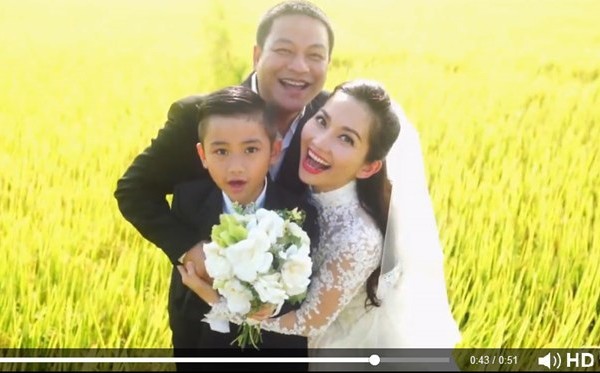 Vào tháng 7 tới, “Út Ráng” sẽ làm đám cưới lần 2. Hồi giữa tháng 5 vừa qua, bà mẹ 1 con và bạn trai Andy đã có buổi chụp ảnh cưới ở một cánh đồng lau ngoại thành TP. HCM.