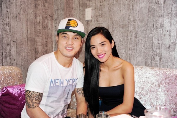 Trong đêm liveshow 5 của Tuyệt đỉnh tranh tài hồi tháng 5, ca sĩ Ưng Hoàng Phúc bất ngờ xin rút lui khỏi cuộc thi với lý do phải phẫu thuật thoát vị đĩa đệm. Căn bệnh quái ác đã hành hạ nam ca sĩ suốt hơn 10 năm qua và đang tái phát khiến sức khỏe và sự nghiệp của anh gặp ảnh hưởng. Trong đợt điều trị và phẫu thuật sắp tới, Ưng Hoàng Phúc luôn được bạn gái là cựu siêu mẫu Kim Cương ở bên chăm sóc.