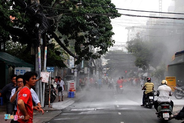 Vụ nổ xảy ra lúc 1g15 trên ngay trục đường lớn nhiều người và phương tiện qua lại khiến nhiều người hoảng hốt bỏ chạy.